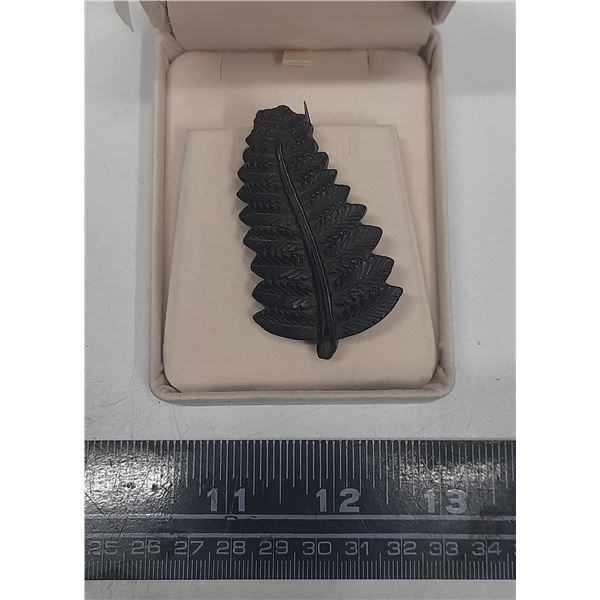 Leaf brooch