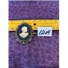 Image 1 : Vintage cameo brooch