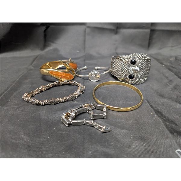 (6) Bracelets (1) has dolphins