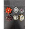 Image 1 : (6) Brooch's/Pins (1) with flower design