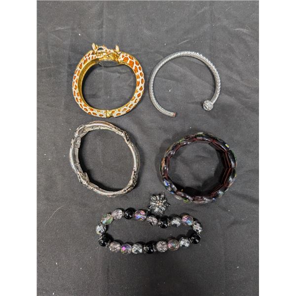 (5) Bracelets (1) Giraffe