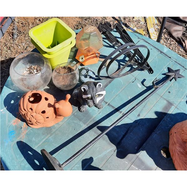 Plant Hangers, Pots, Outdoor Décor