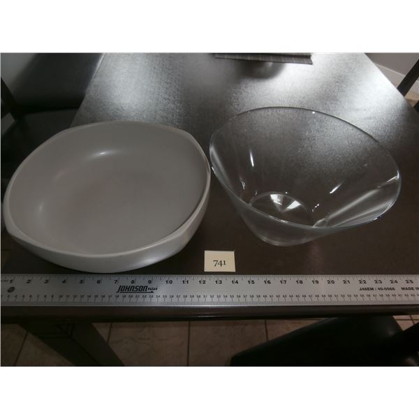 2 Large Salad Bowls - Clear & Grey