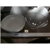 Image 1 : 2 Large Salad Bowls - Clear & Grey