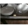 Image 2 : 2 Large Salad Bowls - Clear & Grey