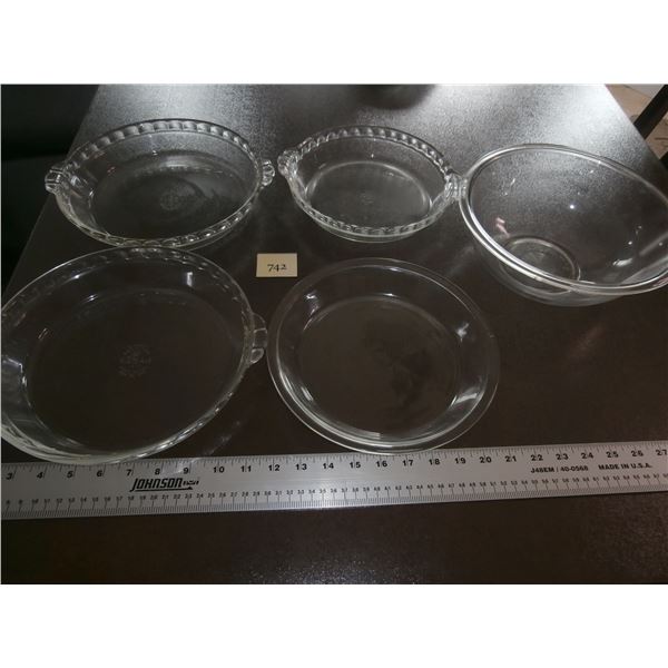 4 Vintage Pyrex Pie Plates & 1 Pyrex Clear Bowl