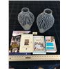 Image 1 : 2 Decorative Vases, 4 Books