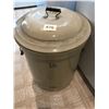 Image 1 : 15 Gallo Medalla Crock with Lid - No Cracks