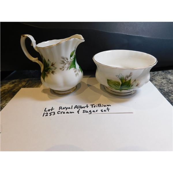 ROYAL ALBERT “TRILLIUM” CREAM AND SUGAR SET