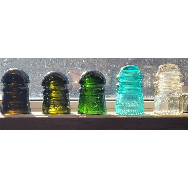 Five coloured insulators
