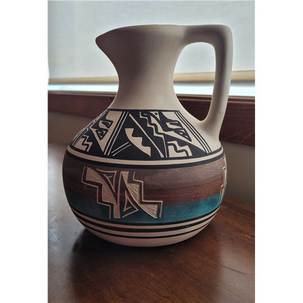 Beautiful Traditional Navajo Vase - in perfect condition - made in USA - approx. 7 inches tall
