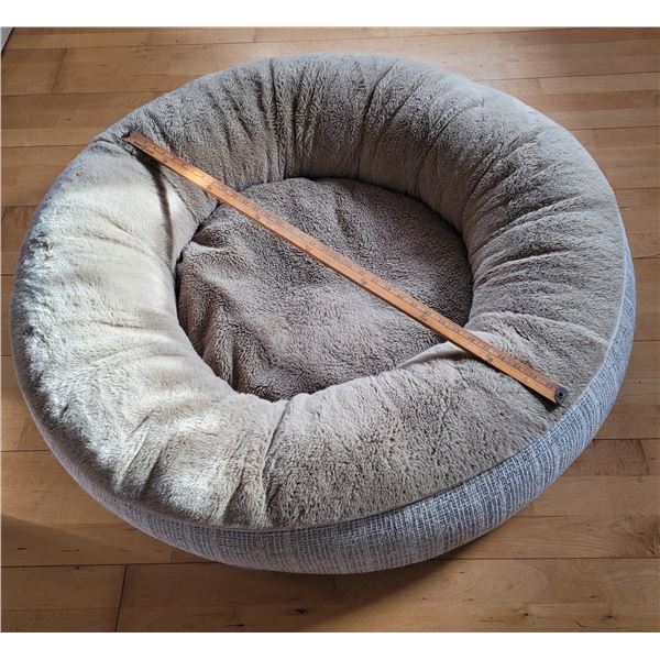 Kirkland Dog Bed - 36+ inches in diameter - like new condition