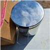 Image 3 : Misc items, garbage can, blankets