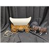 Image 1 : vintage style covered wagon lamp w/ horse figurines that can be attached