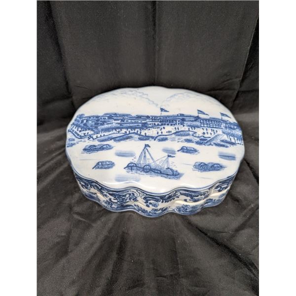 18th or 19th Century Vintage Chinese Blue and White Porcelain Trinket Box