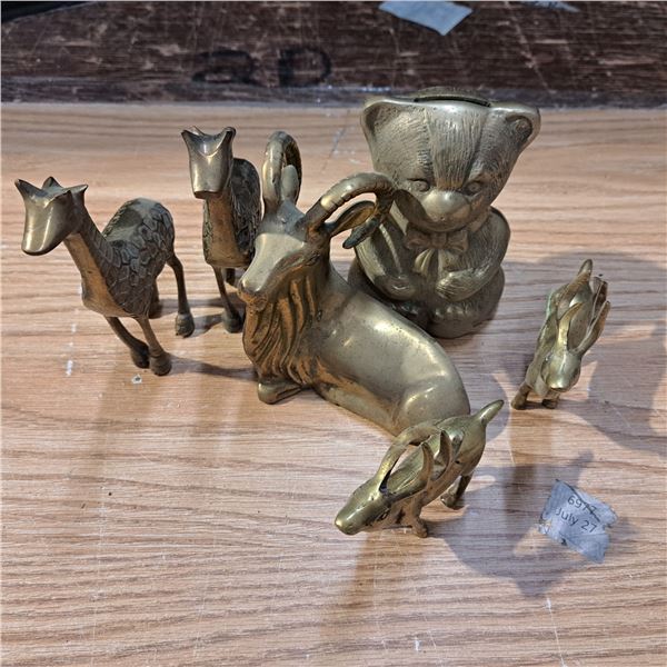 Various brass items/animals