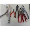 Image 4 : chisels, glass cutters, snips, pliers and more 