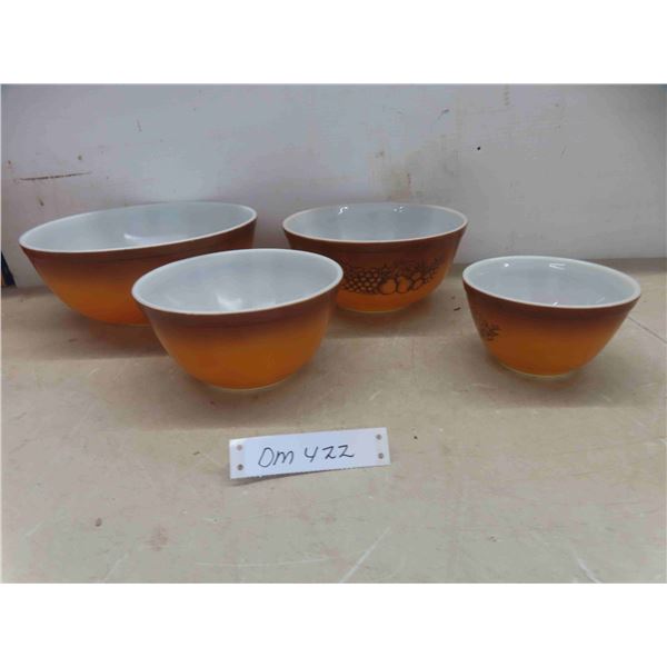 4 pyrex mixing bowls 