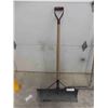Image 5 : snow shovels, fan rake, squeegee