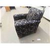 Image 2 : Livinig Room Comfy Chair 47'' x 17 1/2'' x 12'' 