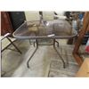 Image 2 : Patio Table 29'' x 35'' x 35'' & 4 Chairs. 