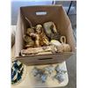 Image 2 : GLASS DECOR VASES, AND BOX OF WOODEN DECOR