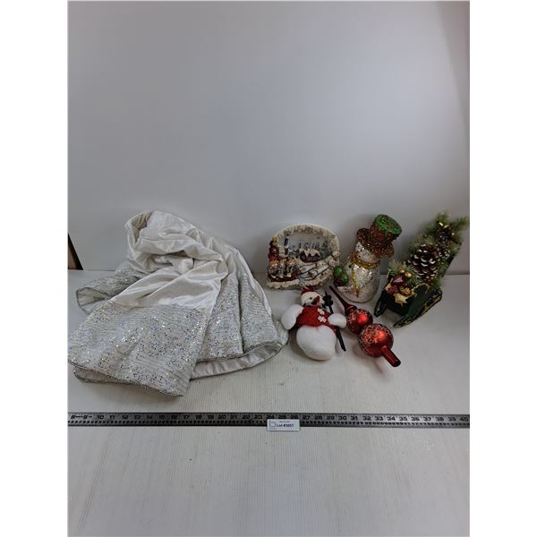 Christmas Decor Lot, Winter-Themed Tree Skirt