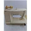 Image 3 : Vintage Singer Sewing Machine (no power cord) - Untested