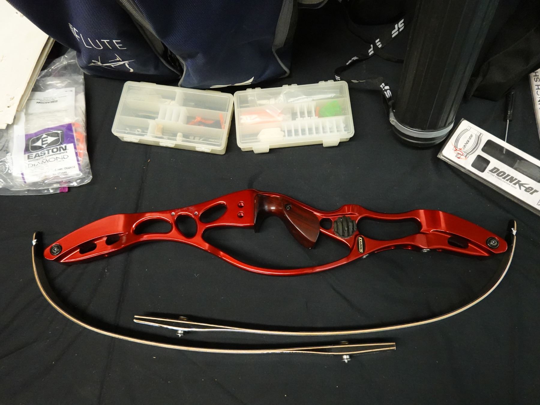 Hoyt Helix Right Handed Riser & Win&Win Kap Carbon 32 Pound Limbs w ...