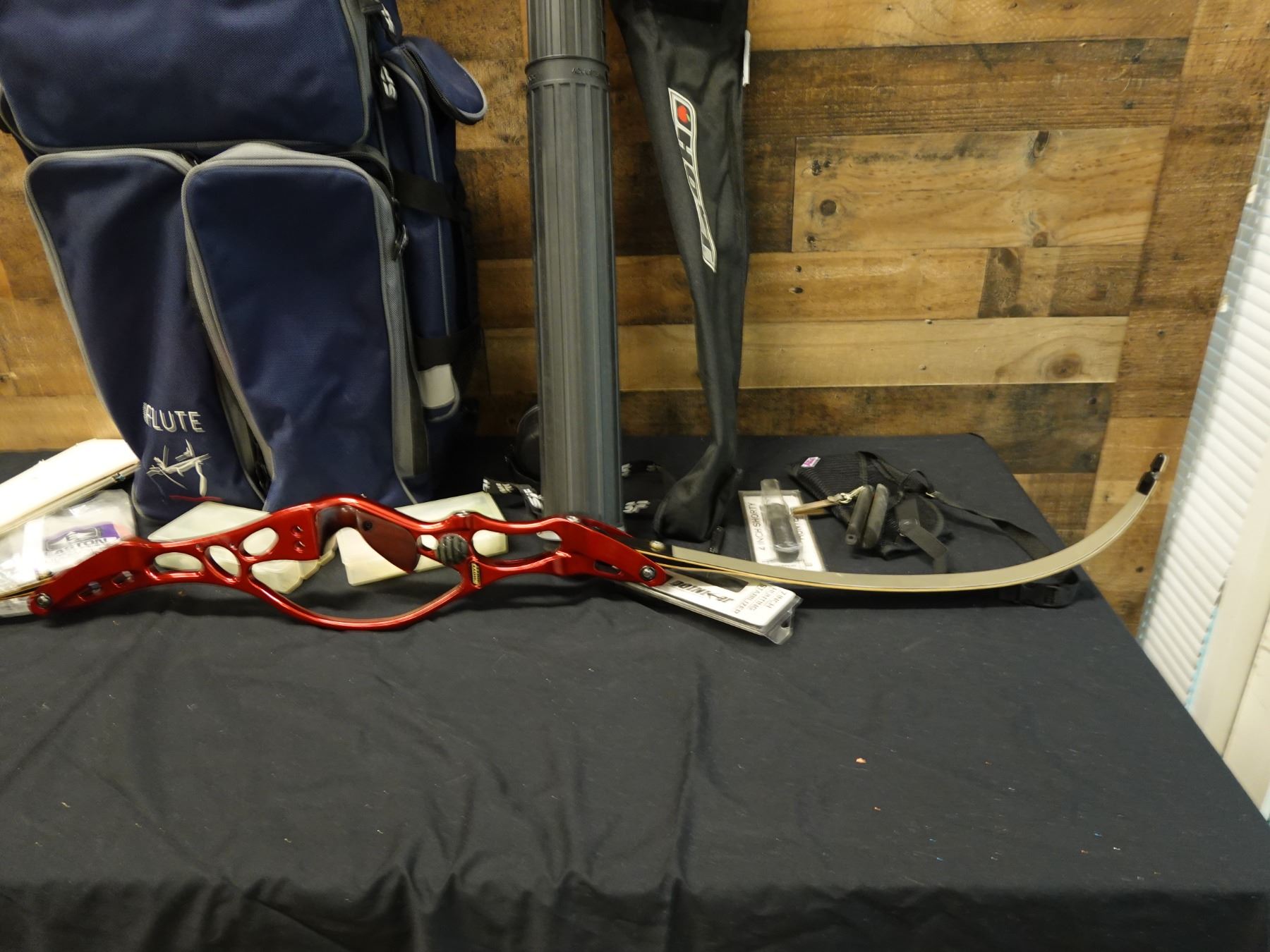 Hoyt Helix Right Handed Riser & Win&Win Kap Carbon 32 Pound Limbs w ...