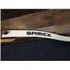Image 5 : Samick Left Handed Recurve Bow w/ Sight, Quiver, Arrows, Arm Guard & Cavalier Tab
