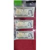 Image 2 : 32 $1 CANADIAN BILLS FROM 1973 ONE BILL IS TAPED TOGETHER - SOME UNCIRCULATED
