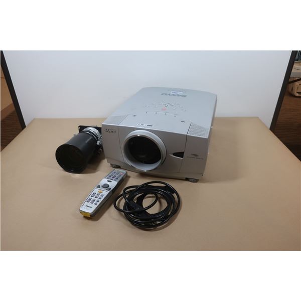 PROJECTEUR SANYO PLC-XP56