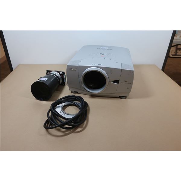PROJECTEUR SANYO PLC-XP56