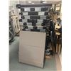 Image 1 : LOT: 29 PANNEAUX DE SÉPARATEURS DE BUREAU 30"x39" AVEC ACCESSOIRES