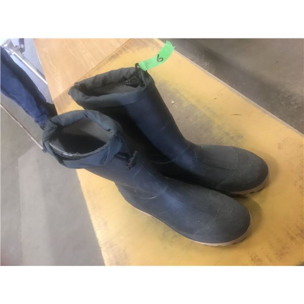 INSULATED RUBBER BOOTS (SIZE 13)