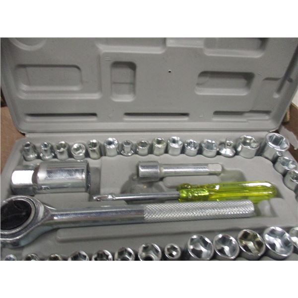 FREIGHT DAMAGE (AS IS); FLAT C/W BATTERIES, TOOL SET