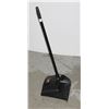 Image 1 : RUBBERMAID COMMERCIAL DUST PAN ON POLE
