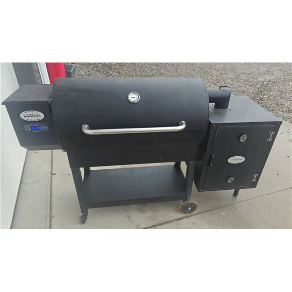 LOUISIANA SMOKE GRILL, NEAR NEW CONDITION