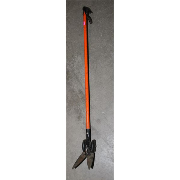 GRASS/ WEED TRIMMER ON WHEELS