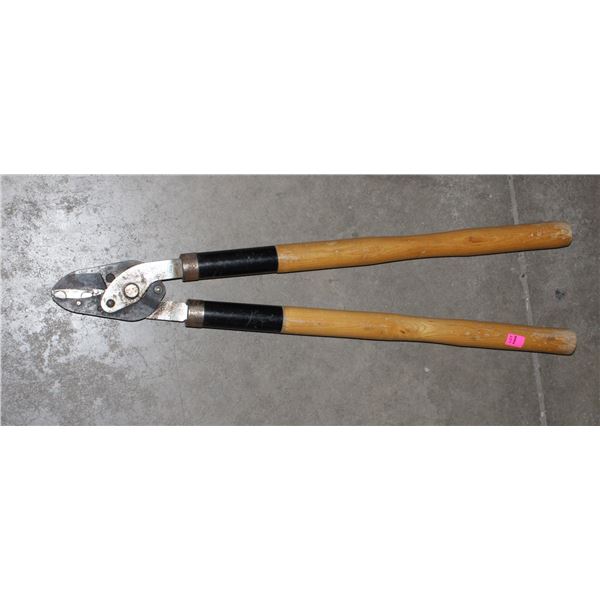 WOOD HANDLE TREE PRUNER