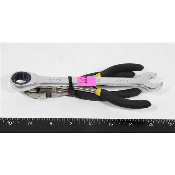 BUNDLE OF ASSORTED HAND TOOLS