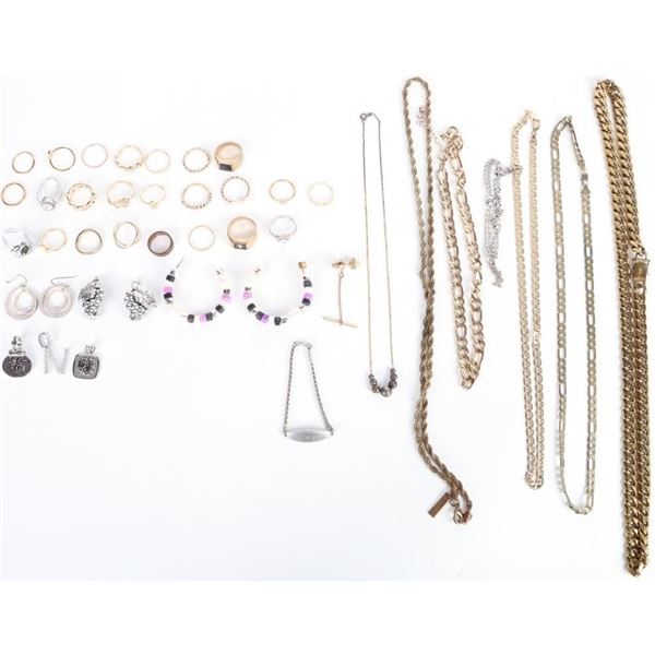 ASSORTED GOLD/SILVER TONE JEWELRY LOT OF 39