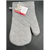 Image 1 : Pair of Gourmet Pro Quilted Oven Mitts – Gray