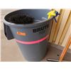 Image 2 : Rubbermaid Brute Waste Can w/ Squeegee & Broom