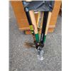 Image 2 : BUNDLE OF PRUNERS AND AXE