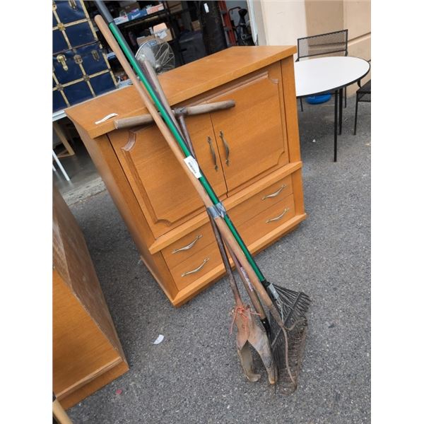 BUNDLE OF GARDEN TOOLS