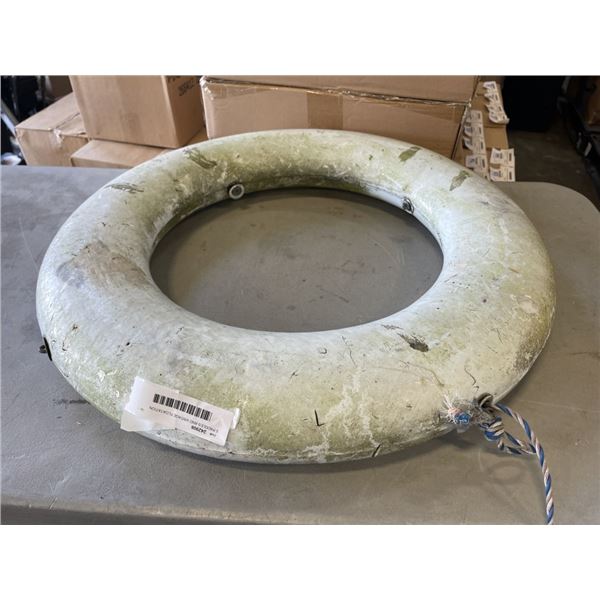 5 PADDLES AND VINTAGE FLOATATION DEVICE