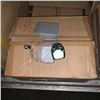 Image 1 : BOX OF 100 AM/FM RADIOS WITH EARBUDS