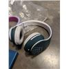 Image 2 : 2 PAIRS OF WORKING BLUETOOTH HEADPHONES AND 4 PORTABLE POWER BANKS
